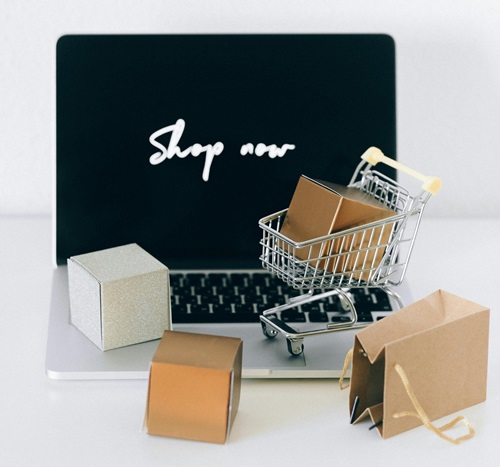 E-Commerce Einkaufswagen Laptop