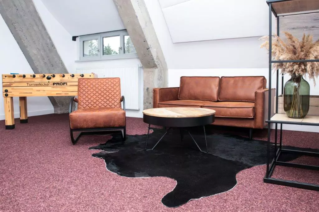 Tischkicker und elegante Couch im Meetingraum